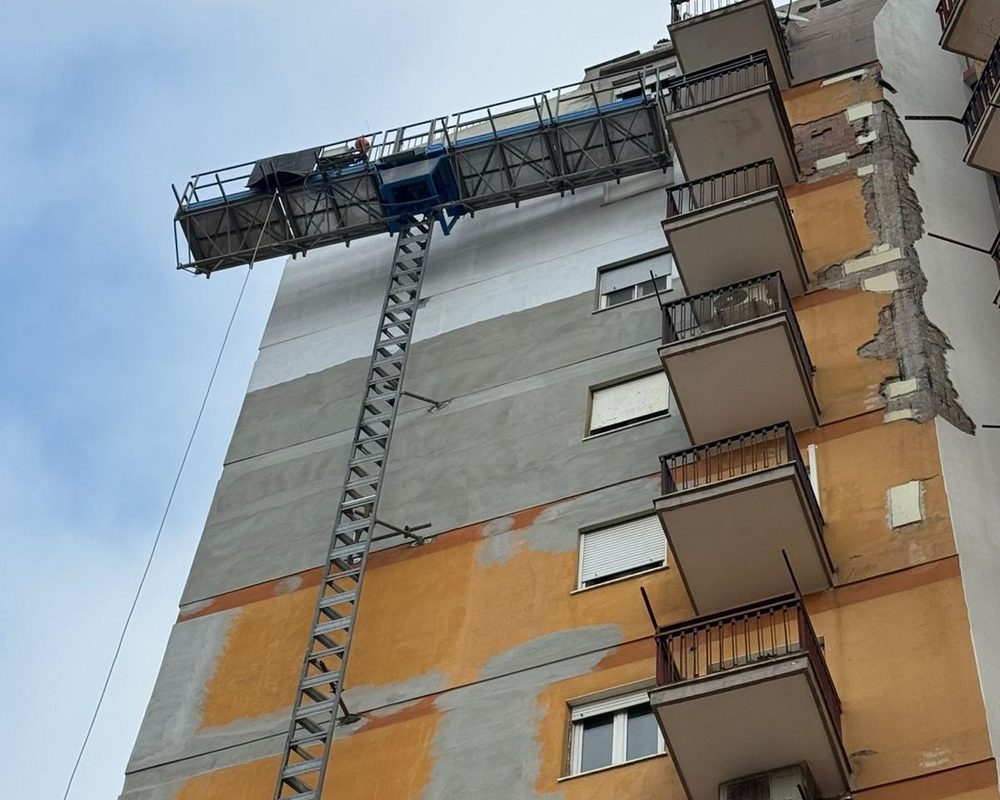 Piattaforma autosollevante Rinaldi in cima alla facciata di un condominio in via Adua, Latina