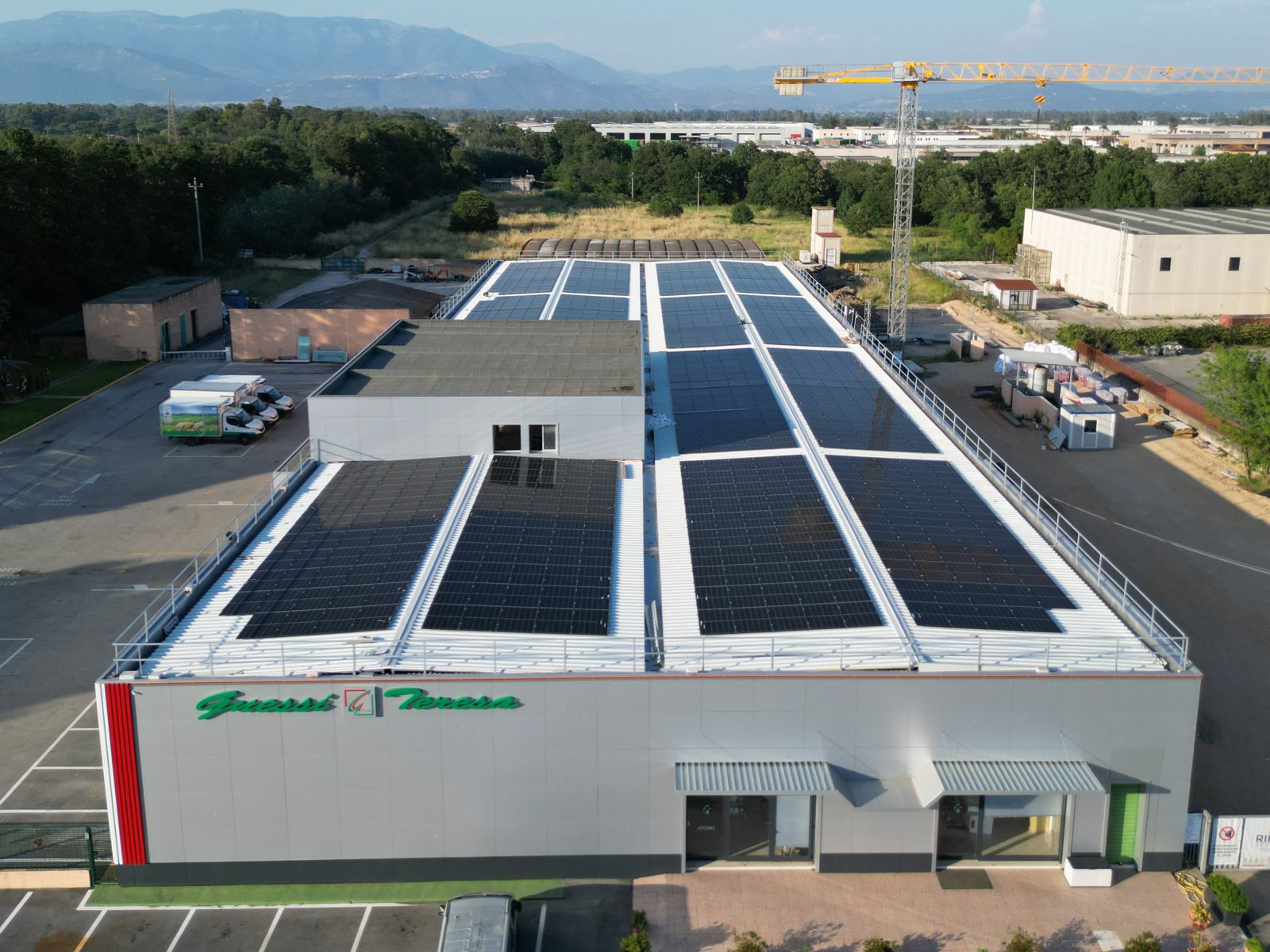 Capannone a Sabaudia a copertura finita, visto dall'alto: tetto nuovo con impianto fotovoltaico da 470 kWp e parapetti perimetrali