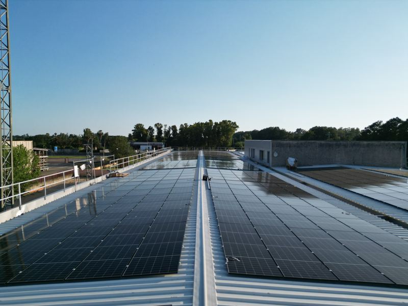 Fotovoltaico sul capannone a Sabaudia: tetto finito coperto di moduli, con parapetti perimetrali