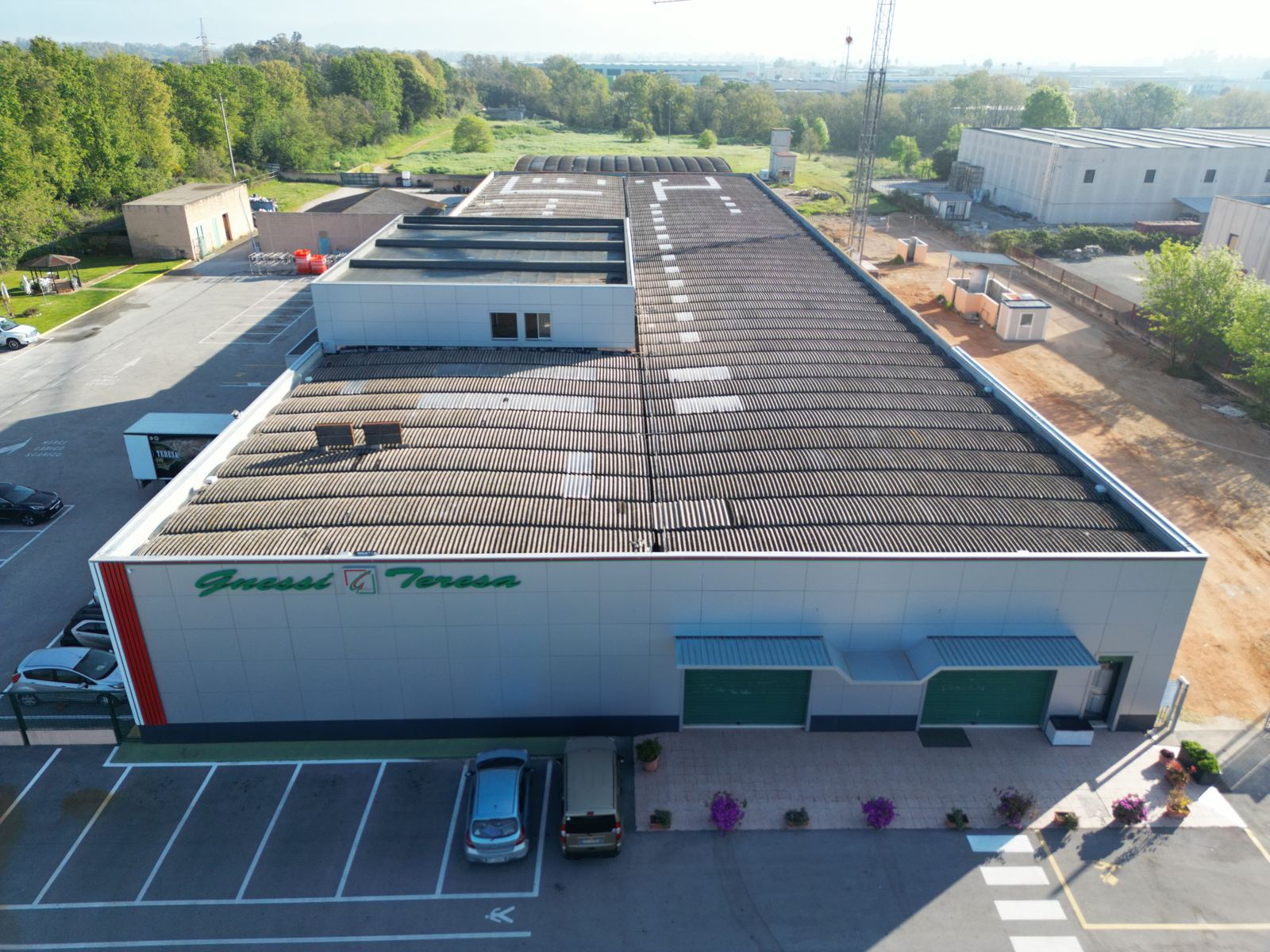 Capannone a Sabaudia prima dei lavori, visto dall'alto: falde con la vecchia copertura in amianto